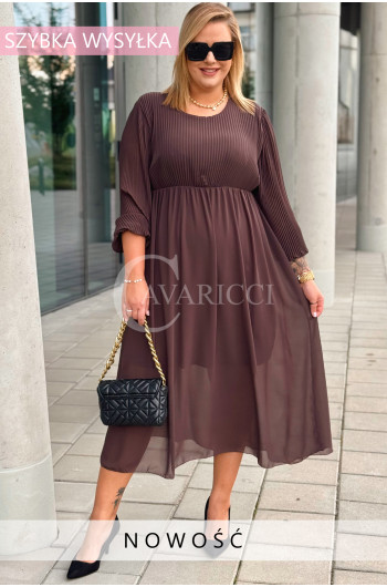 BELLUNO - Elegancka sukienka z plisowaną górą w kolorze brązowym